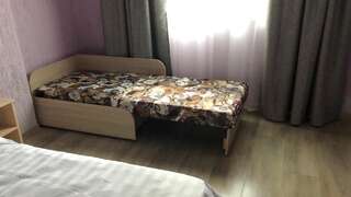 Отель Лаванда Гагра Двухместный номер с 2 отдельными кроватями и дополнительной кроватью-1