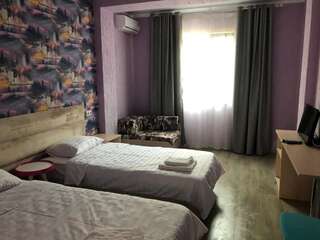 Отель Лаванда Гагра Двухместный номер с 2 отдельными кроватями и дополнительной кроватью-10